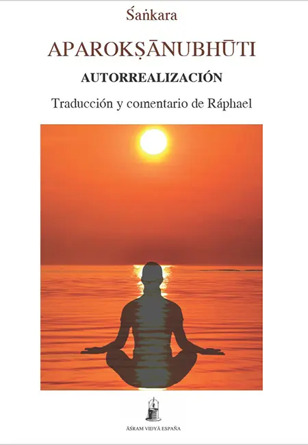 Portada del libro Aparokṣānubhūti: Autorrealización. Silueta de una persona meditando en posición de loto ante el sol en un atardecer sobre el mar.