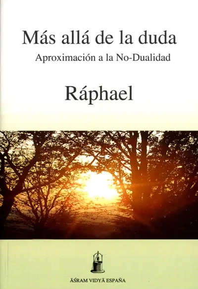 Portada del libro Más allá de la duda: Aproximación a la No-Dualidad de Ráphael. Silueta de árboles al atardecer, con el sol bajo el horizonte en un camino boscoso.